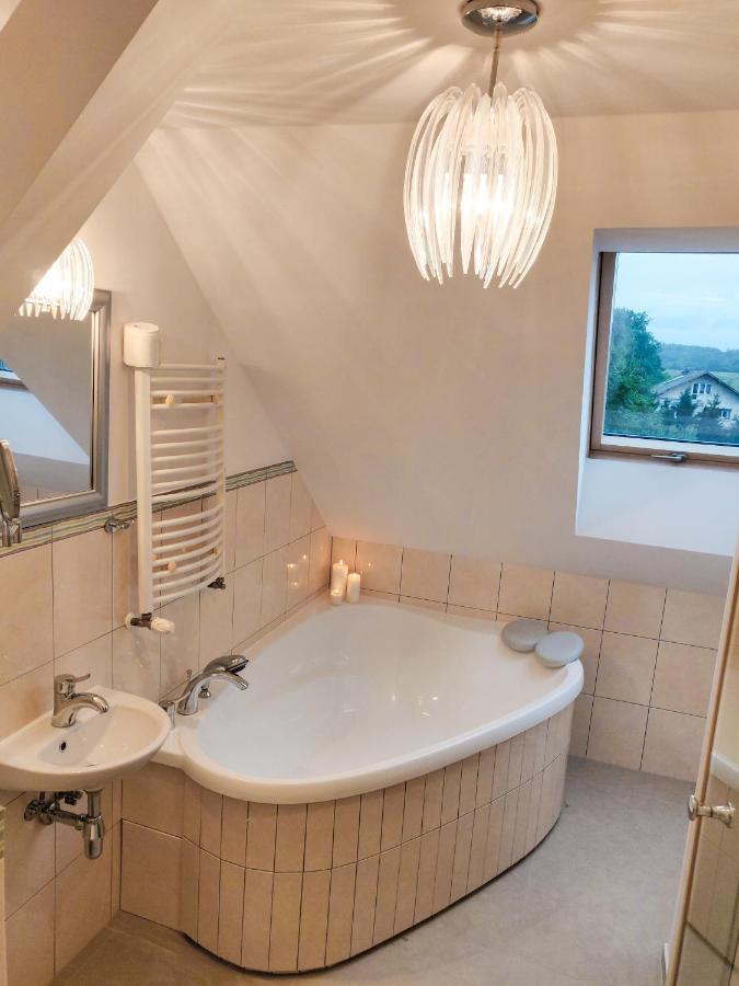 Dom Weselny Pod Kasztanem Hotel Luban Buitenkant foto