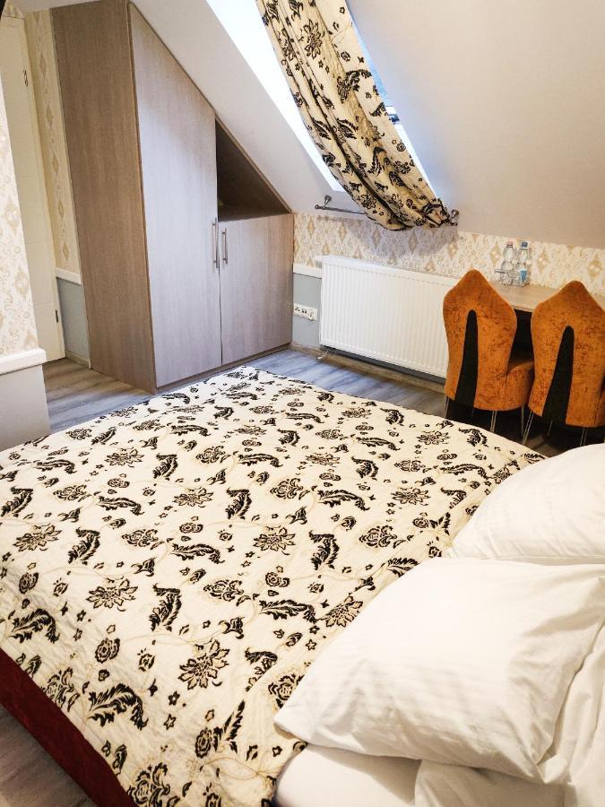Dom Weselny Pod Kasztanem Hotel Luban Buitenkant foto