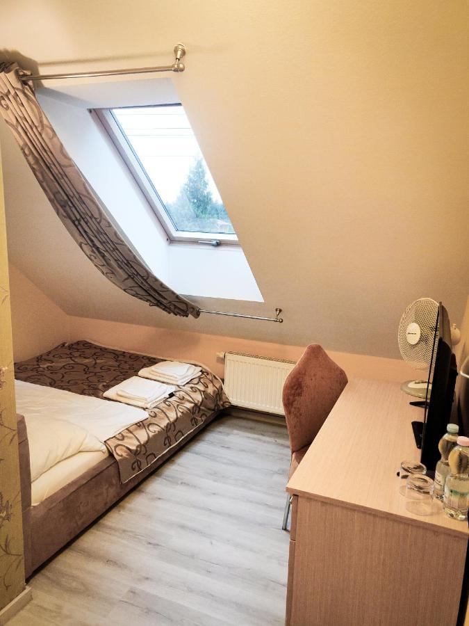 Dom Weselny Pod Kasztanem Hotel Luban Buitenkant foto